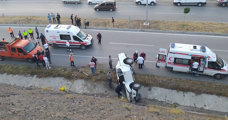 KONTROLDEN ÇIKAN ARAÇ DEVRİLDİ