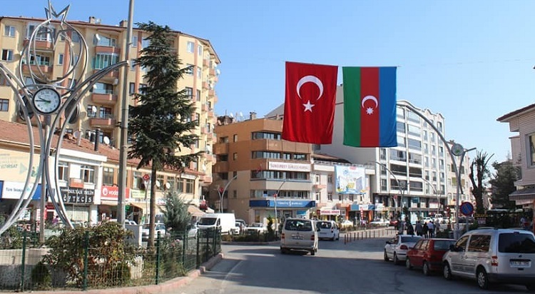 SUNGURLU BAYRAKLAR İLE DONATILDI