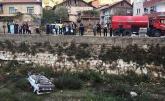 OTOMOBİL DEREYE UÇTU: 2 YARALI