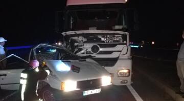 OTOMOBİL TIR’IN ALTINA GİRDİ