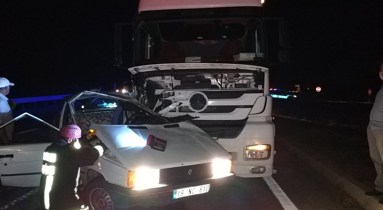 OTOMOBİL TIR’IN ALTINA GİRDİ