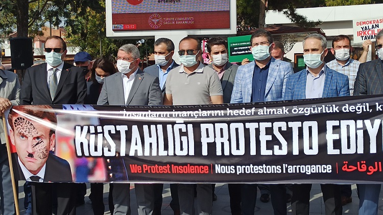 FRANSA CUMHURBAŞKANI MACRON’A TEPKİ