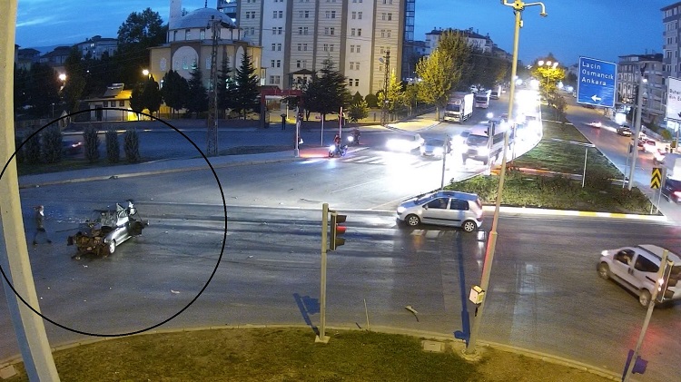 KAMYONU GÖRÜNCE KORKUDAN KAÇIYOR!