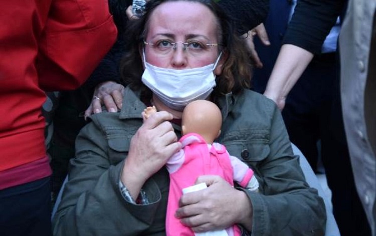 DEPREMDE 4 ÇOCUĞUNU KAYBETTİ!