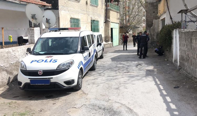YAŞLI ADAM EVDE ÖLÜ BULUNDU!