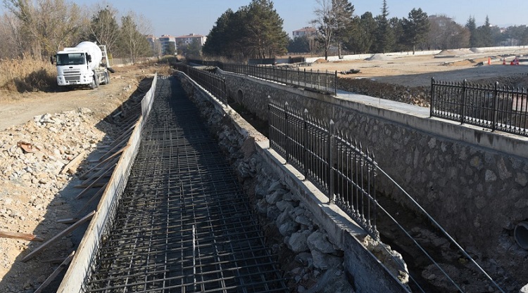 BETON BLOKLARI KENDİLERİ ÜRETİYORLAR