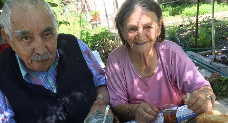 YAŞLI ÇİFTİ ÖLÜM BİLE AYIRAMADI!