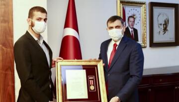 DEVLET ÖVÜNÇ MADALYASI VE BERATI ALDI