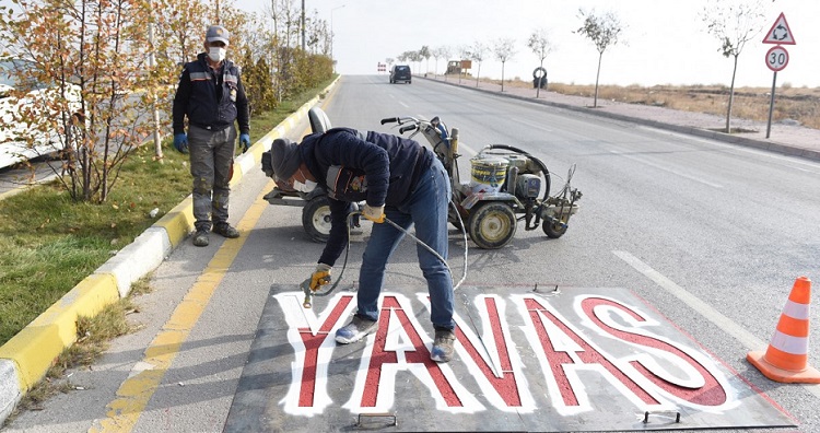 SANAYİ YOLUNDA UYARI YAZISI!