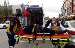 YAŞLI KADINA OTOMOBİL ÇARPTI!