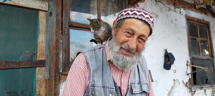 SAHİPSİZ KEDİLERİN GÖNÜLLÜ BAKICISI