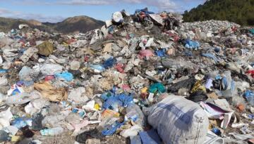 KÖYLÜLER ÇÖPLERDEN ŞİKAYETÇİ OLDU!