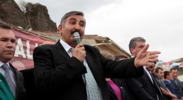 SEVİLEN SİYASETÇİ VİRÜSE YENİLDİ