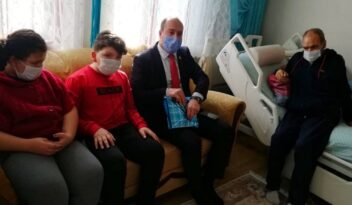 VEKİL TABLET HEDİYESİ İLE SEVİNDİRDİ