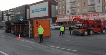 OTOMOBİLLE ÇARPIŞAN TIR DEVRİLDİ