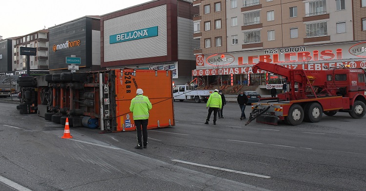 OTOMOBİLLE ÇARPIŞAN TIR DEVRİLDİ