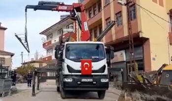 BAŞKAN İSBİR İLÇESİNİ GÜZELLEŞTİRİYOR