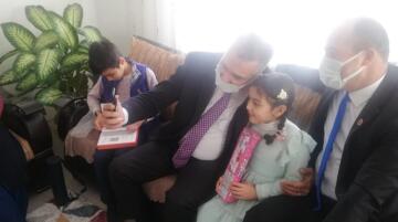 TABLET VE OYUNCAKLA SEVİNDİRDİLER