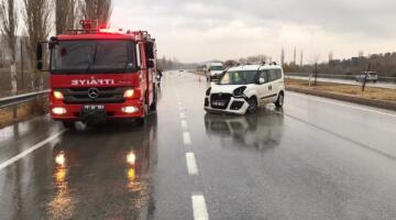 KAYGAN YOLDA ARAÇ TAKLA ATTI