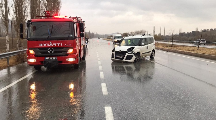 KAYGAN YOLDA ARAÇ TAKLA ATTI