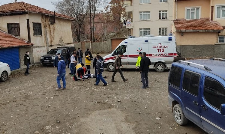 KAVGA SONUNDA HASTANELİK OLDU!