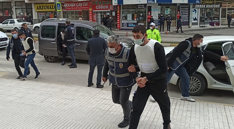 CİNAYET ŞÜPHELİSİ 5 KİŞİ ADLİYEDE