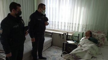 MÜZEYYEN NİNEYİ DUYGULANDIRAN ZİYARET