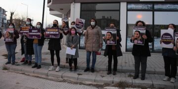 KADIN CİNAYETLERİ PROTESTO EDİLDİ