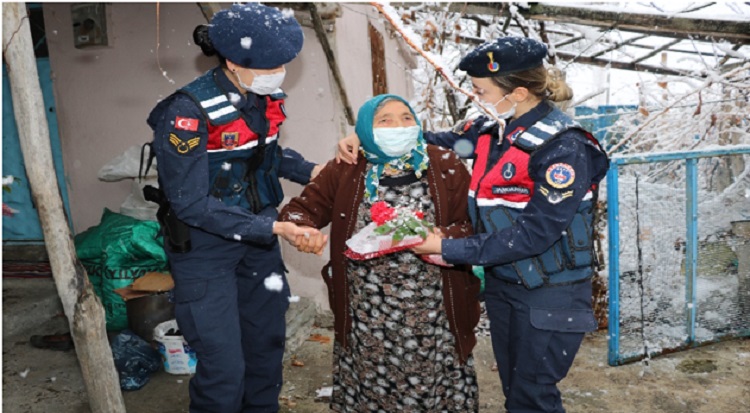 YAŞLI TEYZENİN DUASINI ALDILAR