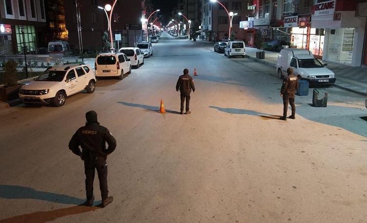 POLİSLER İLÇEDE KUŞ UÇURTMADI!