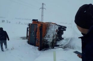 ÇORUM’DA KAR ARACI DEVRİLDİ!