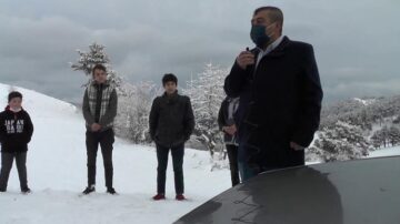 TELEFON İÇİN DAĞA ÇIKIYORLAR!