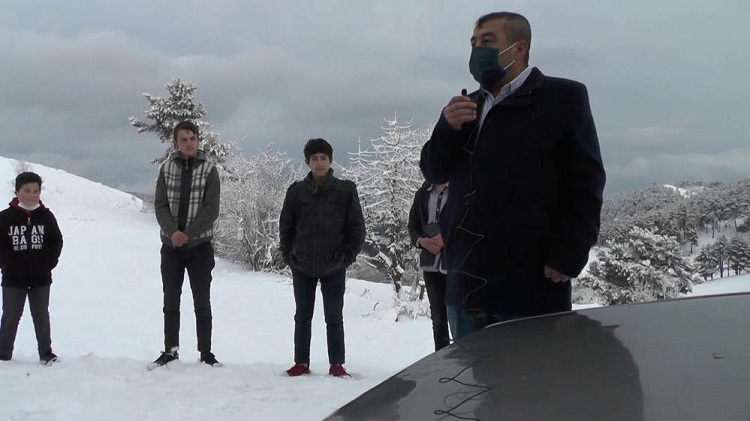 TELEFON İÇİN DAĞA ÇIKIYORLAR!