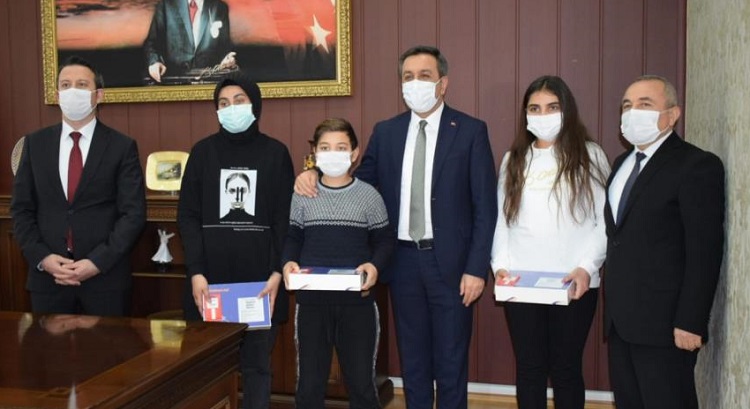 MUHSİN DERE ÇOCUKLARI SEVİNDİRDİ