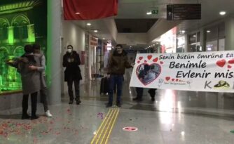 TERMİNALDE EVLİLİK TEKLİFİ YAPTI!