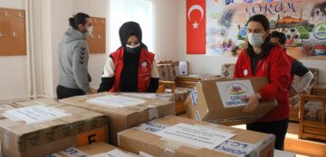 İDLİB’DEKİ ÇOCUKLARA KIYAFET YARDIMI