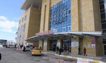 Genç anne virüse yenik düştü