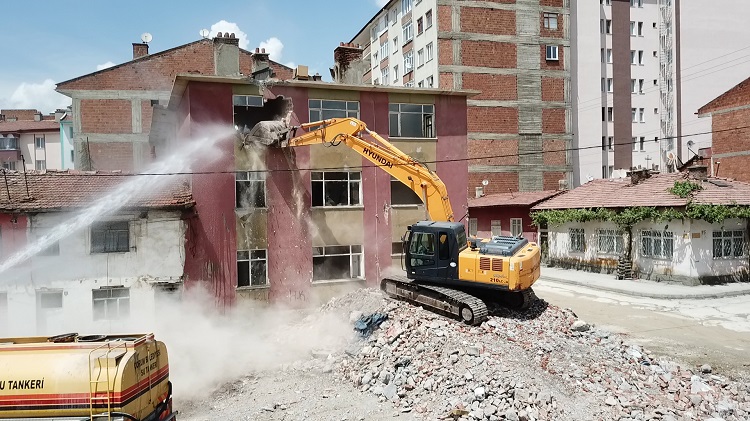 ÇORUM’DA 222 RİSKLİ YAPI YIKILDI