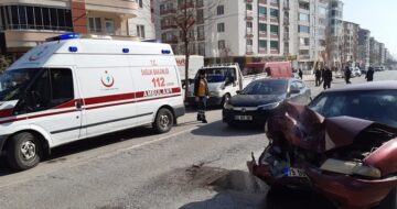 KAZADA ARAÇLAR HURDAYA DÖNDÜ