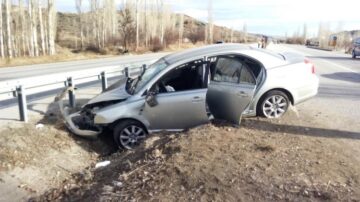 OTOMOBİL ORTA REFÜJE ÇARPTI