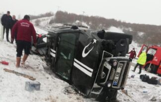 KARDA KAYAN ARAÇ DEVRİLDİ!