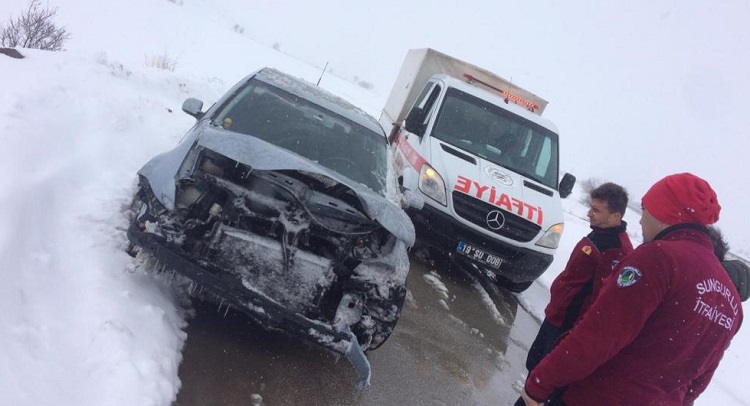 OTOMOBİL BARİYERLERE ÇARPTI