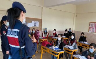 JANDARMA ÖĞRENCİLERİN YANINDA