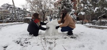 GENÇ KIZLAR KARDAN KURT YAPTI