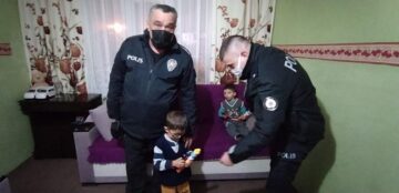 POLİSLER ÇOCUKLARI SEVİNDİRDİ