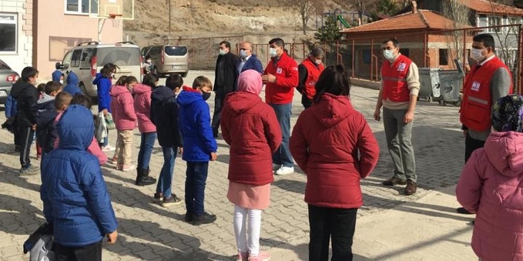 KIZILAY 120 ÇOCUĞU SEVİNDİRDİ