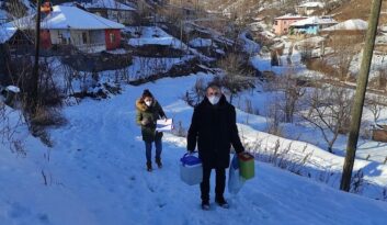 KARLI YOLLARI AŞARAK AŞI YAPIYORLAR