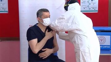 BAKAN ÇORUM’DA AŞI YAPTIRDI