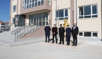 Jandarma’dan okul bahçesine Atatürk büstü