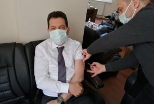 AK Partili başkan makamda aşı oldu!